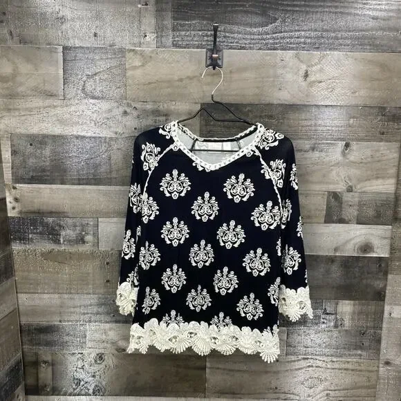 Chico's Women's Medallion Print 3/4 Sleeve Knit Lace Trim Top Sz 0/S/4 Black - Picture 3 of 9